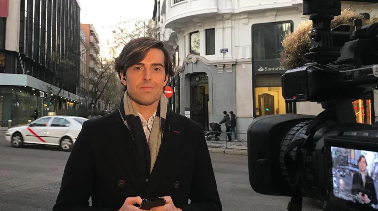 Pablo Montesinos, en una conexión televisiva desde enfrente de la sede del PP en Madrid