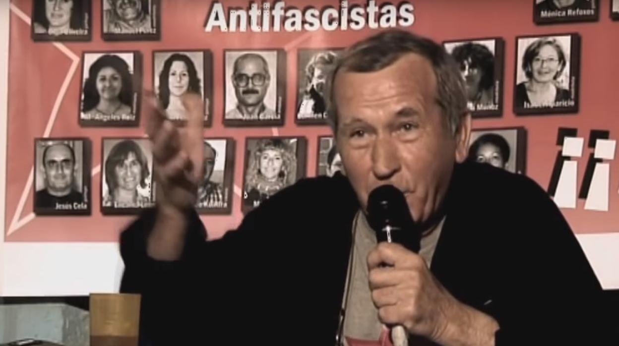 Balmón, en un vídeo de un acto celebrado en 2011; detrás, pancarta con presos del Grapo