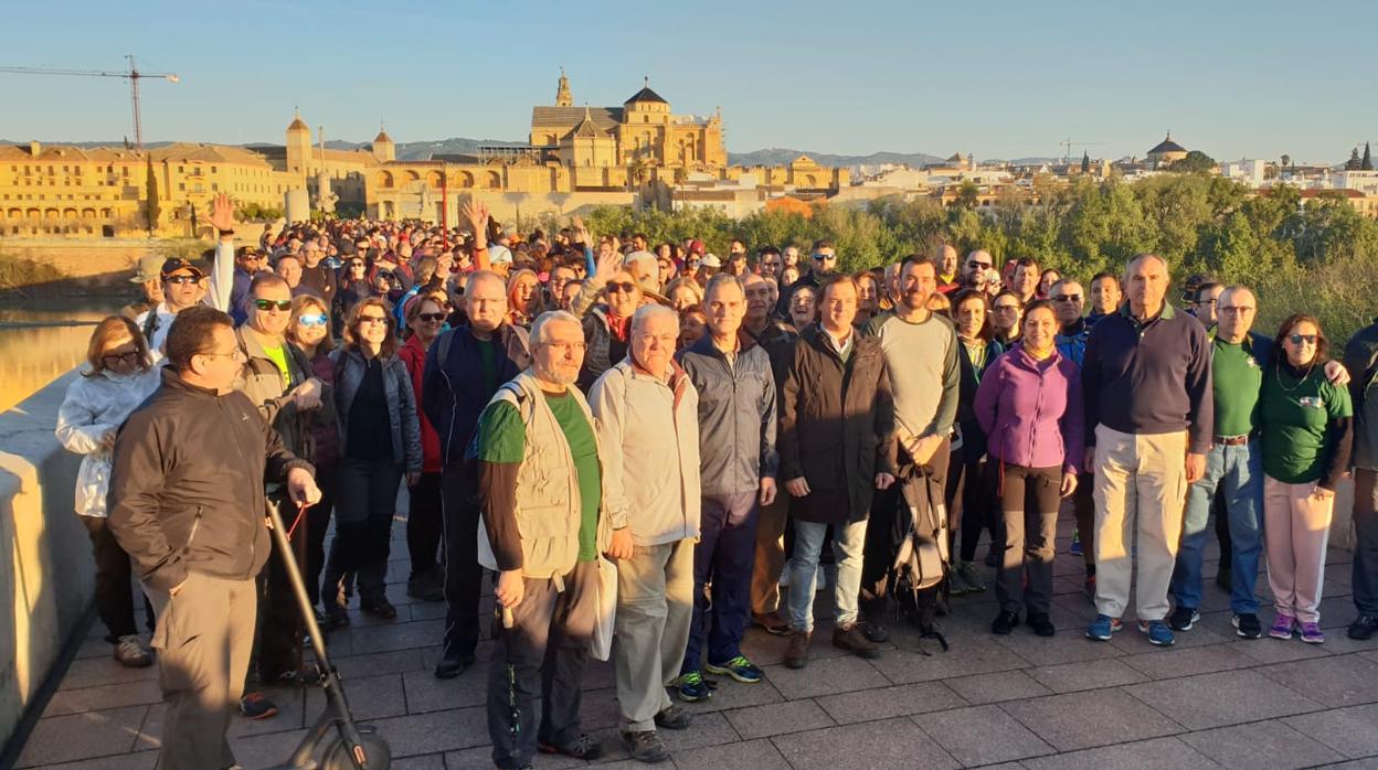 Participantes en la etapa de esta mañana posan en el Puente Romano de Córdoba