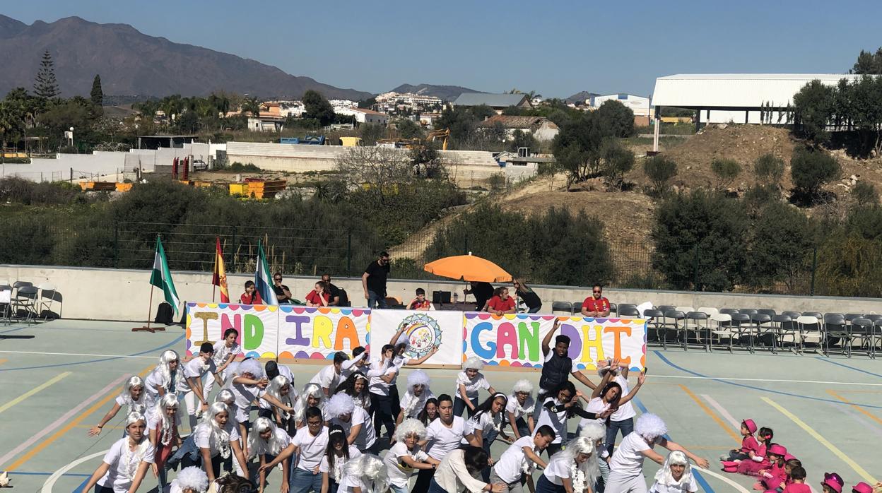 Momento de la fiesta de presentación del colegio