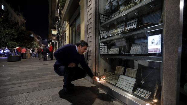 Vecinos del centro de Córdoba piden que se cambien todas las farolas de las calles comerciales