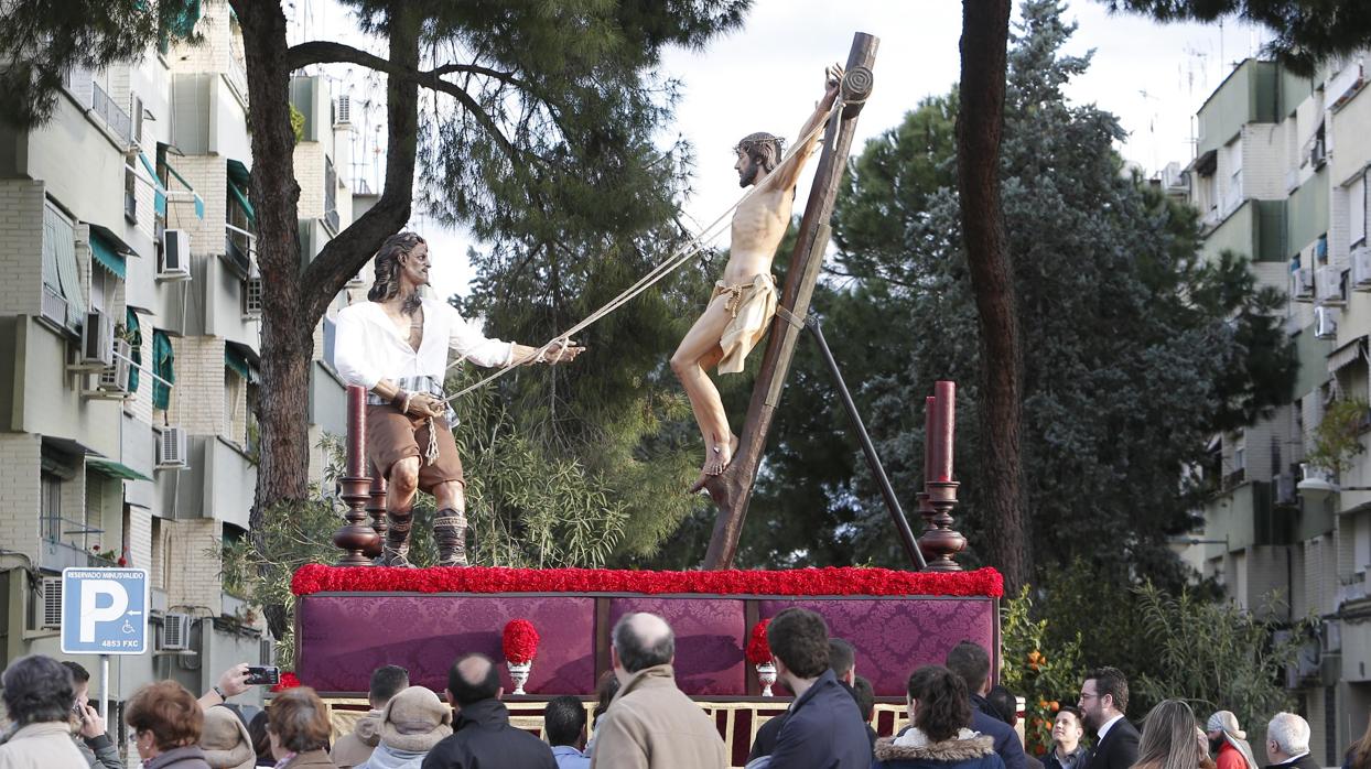 Paso de misterio de la hermandad de las Lágrimas durante su recorrido por el parque del Figueroa