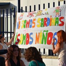 Pancarta en una de las protestas para pedir un colegio digno