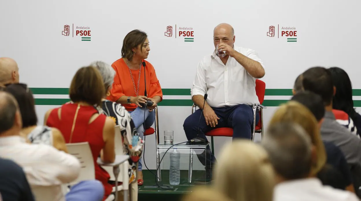 La alcaldesa con el secretario provincial del PSOE, en un acto en la sede de los socialistas en la capital
