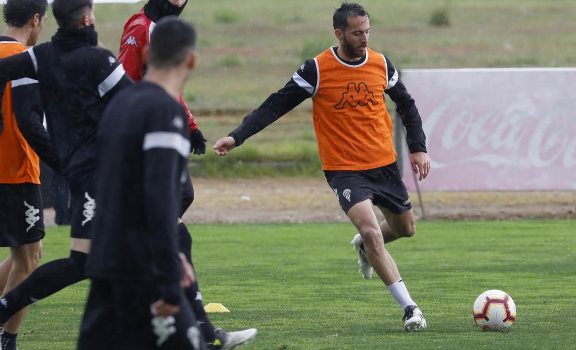 Álex Menéndez realiza un centro en un entrenamiento