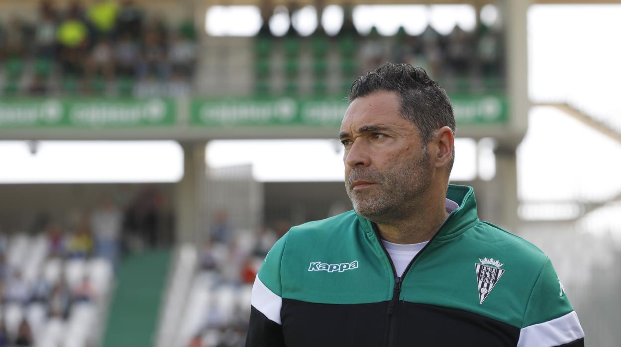 El entrenador del Córdoba, Rafael Navarro, en la banda