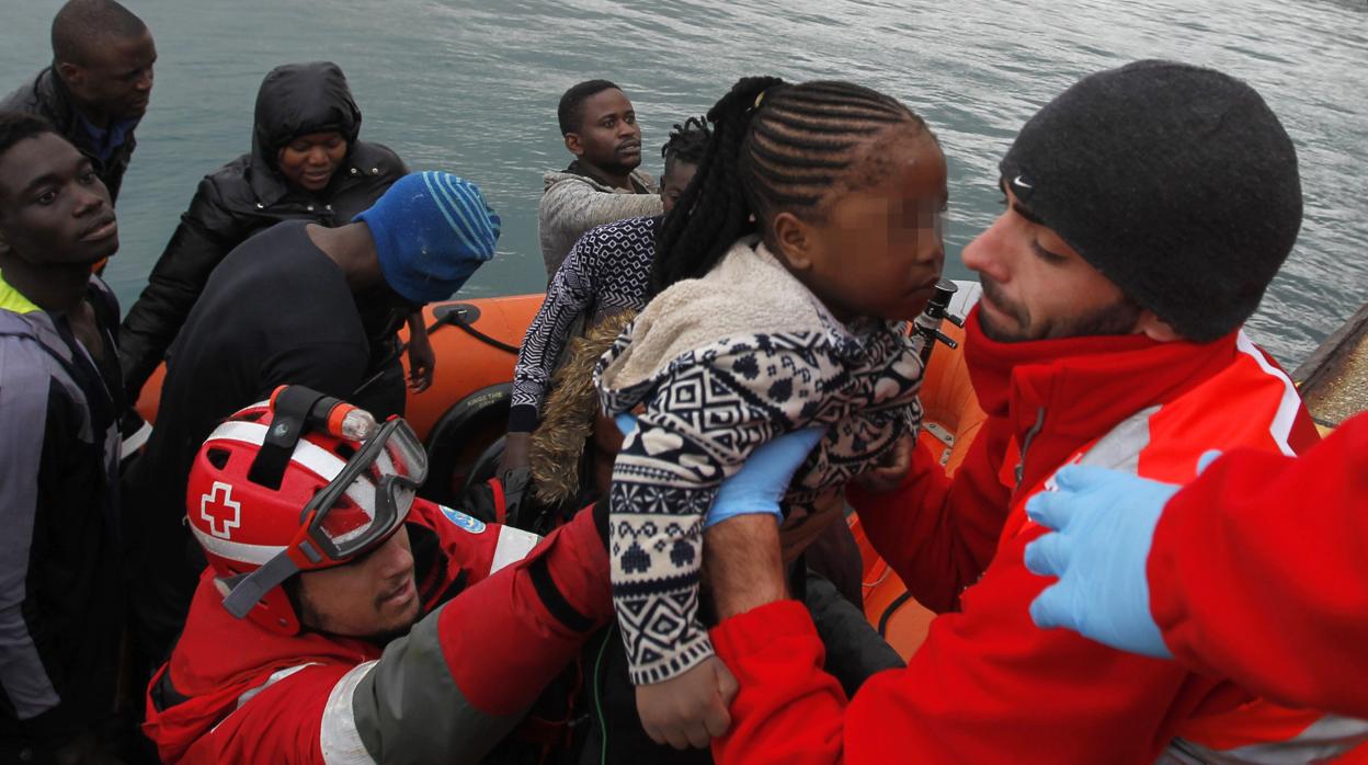 Efectivos de Cruz Roja asisten a unos inmigrantes en las costa andaluza