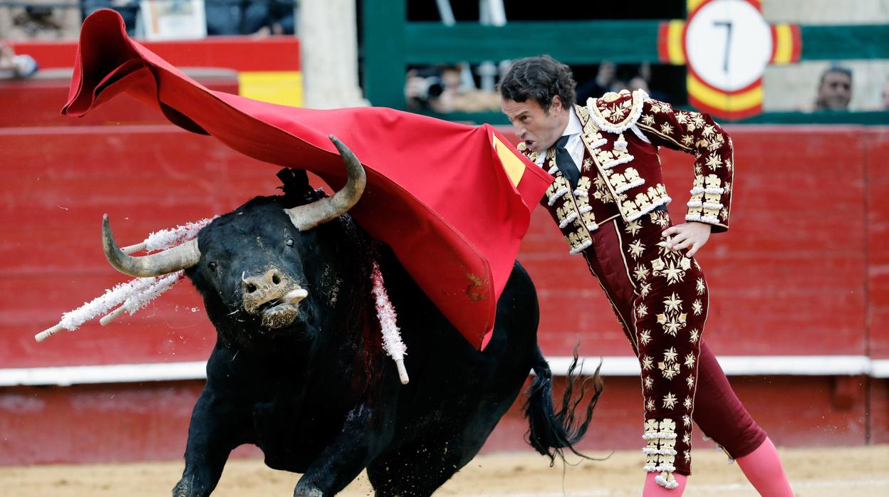 Finito de Córdoba en un pase de pecho a uno de sus enemigos en Valencia