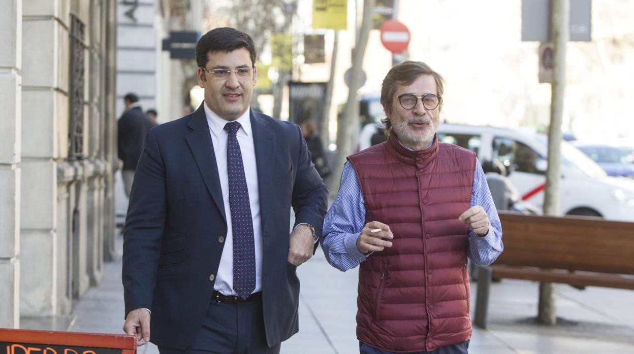 Jesús León, a la izquierda, y Carlos González, el día de la venta del club