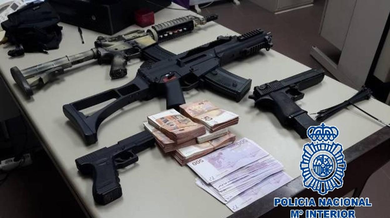 Armas y efectos intervenidos en el registro de la Policía