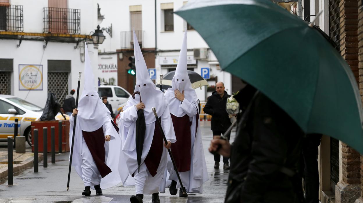 Nazarenos de la Salud de Puerta Nueva, entre paraguas el Domingo de Ramos de 2019