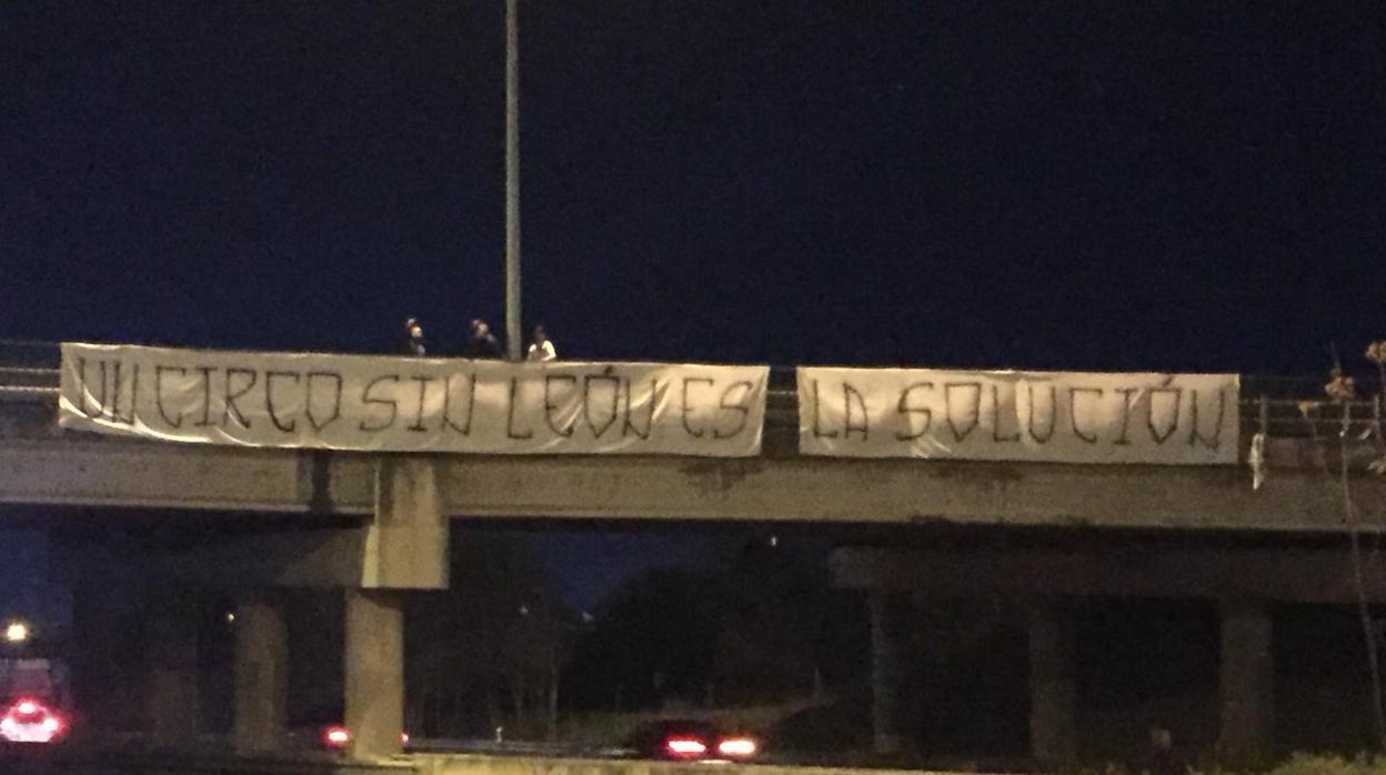 Imagen de una pancarta en la noche del miércoles en la salida de Córdoba a Alcolea