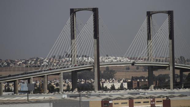 Fomento estudia cómo ampliar el puente del Centenario al cambiar los cordones que lo sostienen