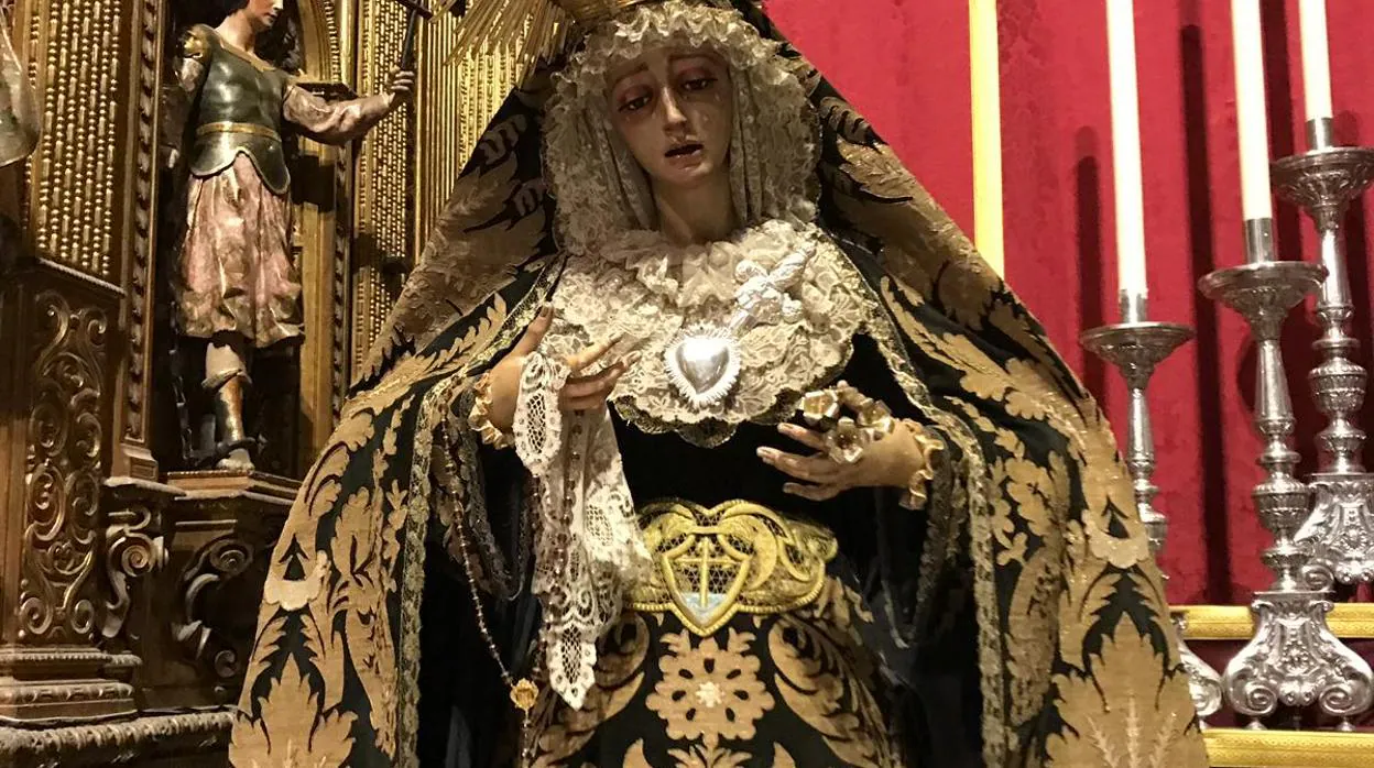 Virgen del Rosario del Perdón con su nuevo terno