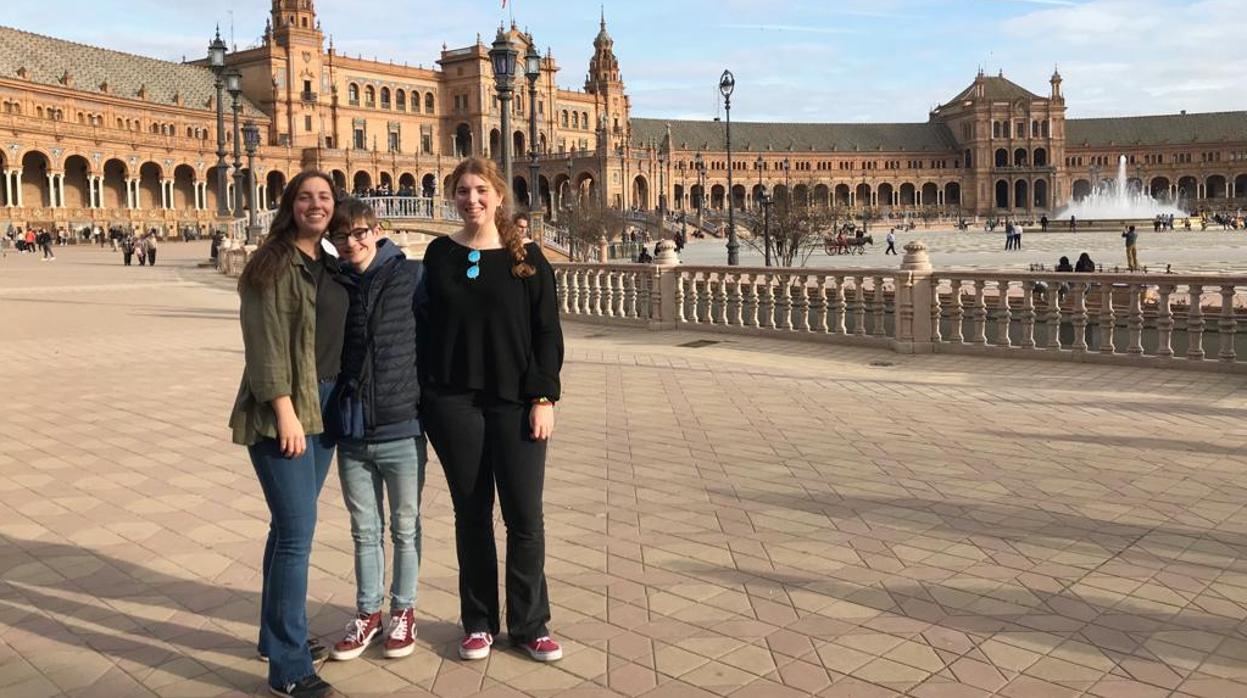 Paco Varas, junto a sus hermanas Ángela y Marina