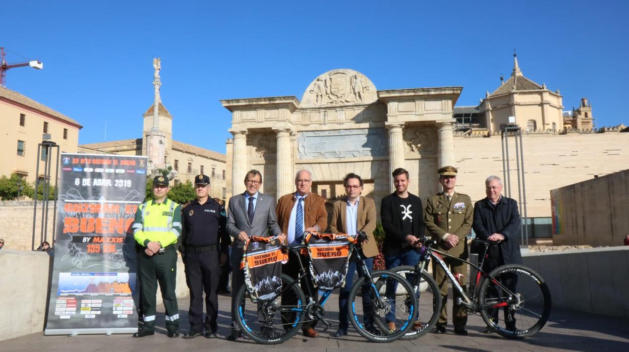 Autoridades civiles y militares, durante la presentación de la Guzmán El Bueno