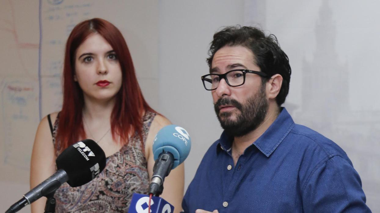 Luzmarina Dorado y David Moscoso en una intervención ante los medios