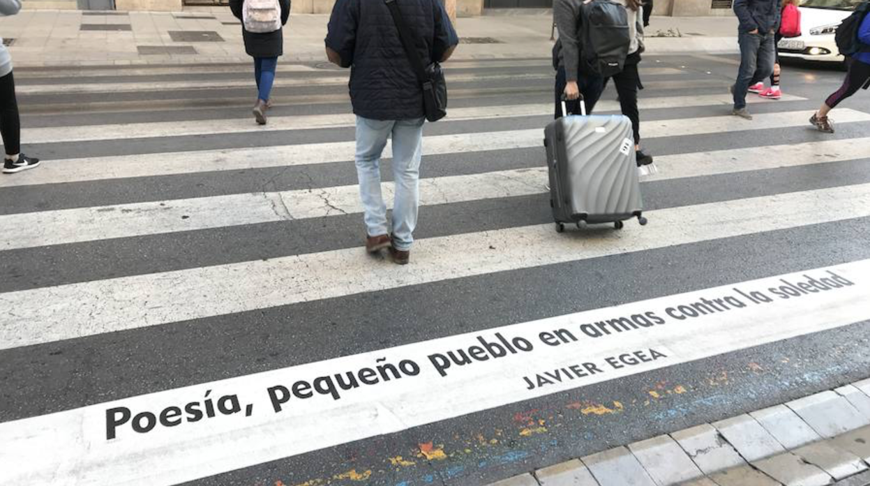 Cita del poeta Javier Egea sobre un paso de peatones en la Gran Vía de Granada