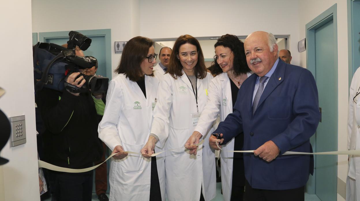 Nieves Romero, a la derecha del consejero Jesús Aguirre, en una visita al hospital Virgen del Rocío