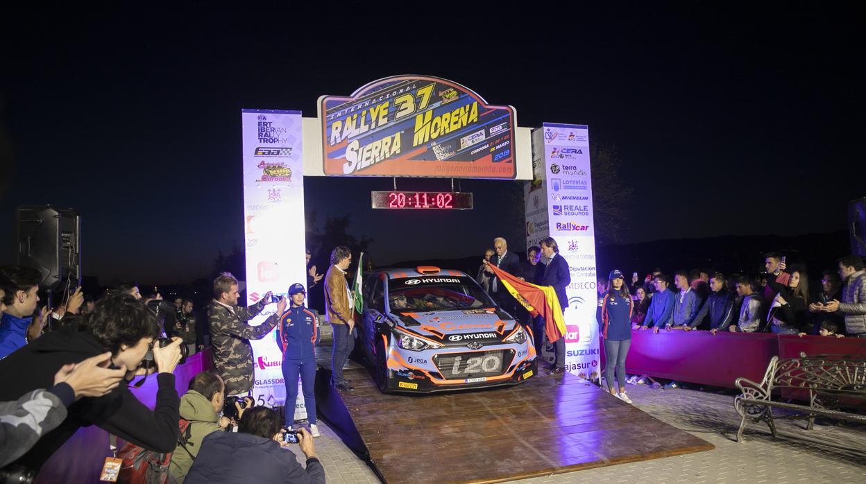 Puesta de largo, en la noche del jueves, del Rallye Sierra Morena