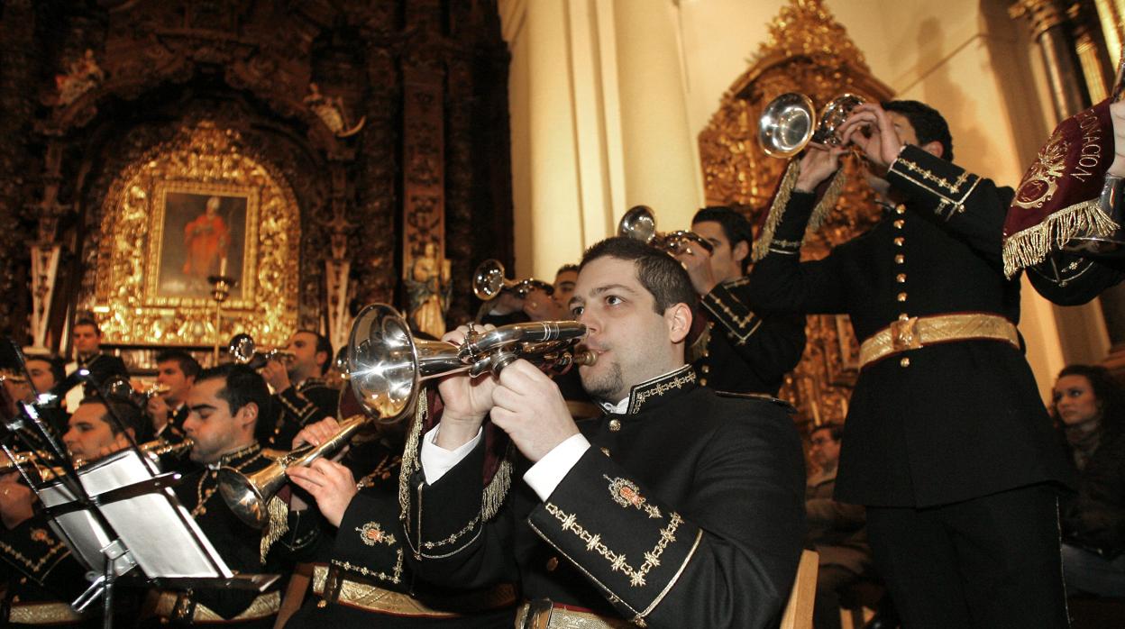 Componentes de la banda de cornetas y tambores Coronación de Espnas de Córdoba