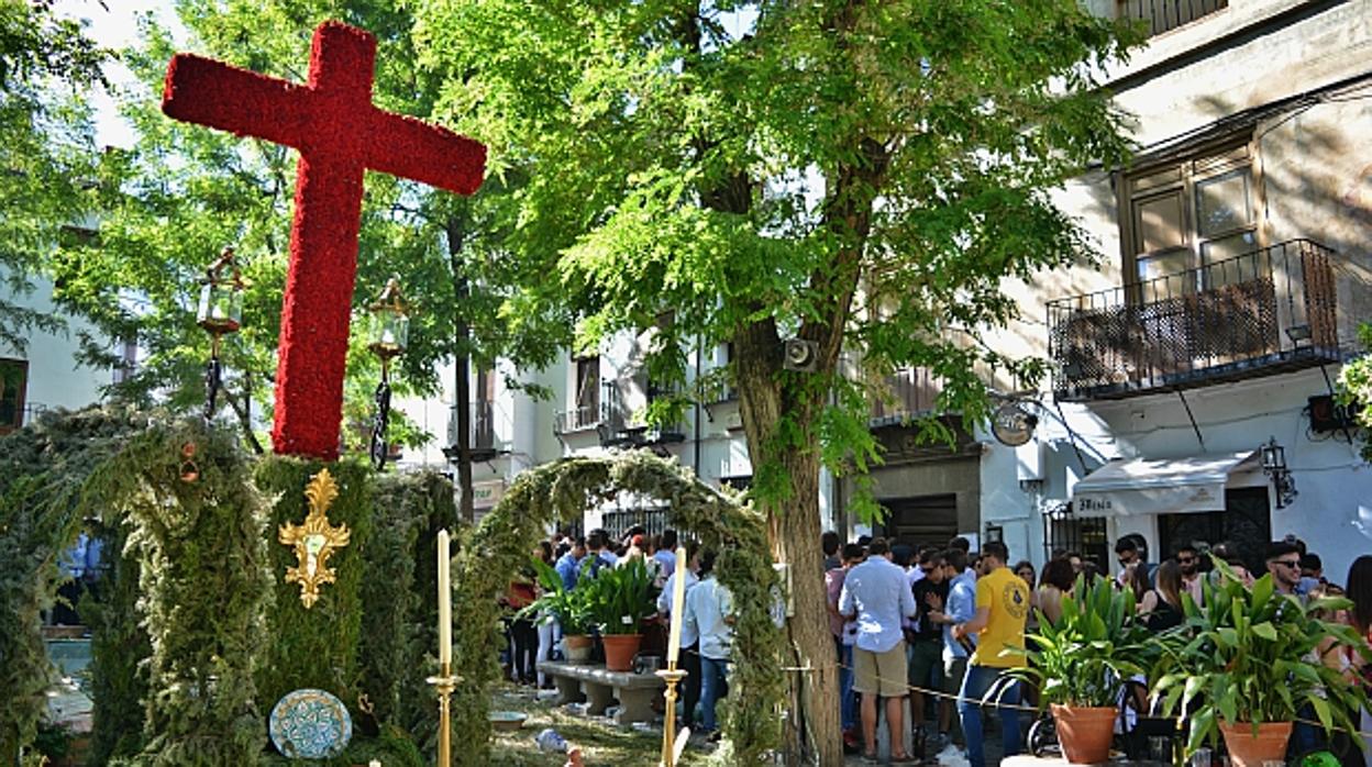 La cruz de Plaza Larga, en el Albaicín, llena por cientos de jóvenes de botellón, hace dos años.