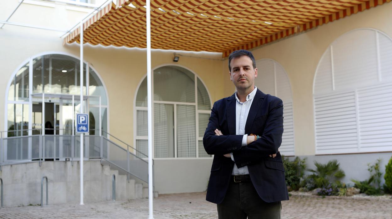 Rafael González Quesada, en el patio del centro cívico de Levante, en la antigua prisión de Córdoba