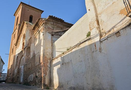 La iglesia de San Luis permanece abandonada y sin techo desde 1933, cando fue destruida durante revueltas anticlericales.