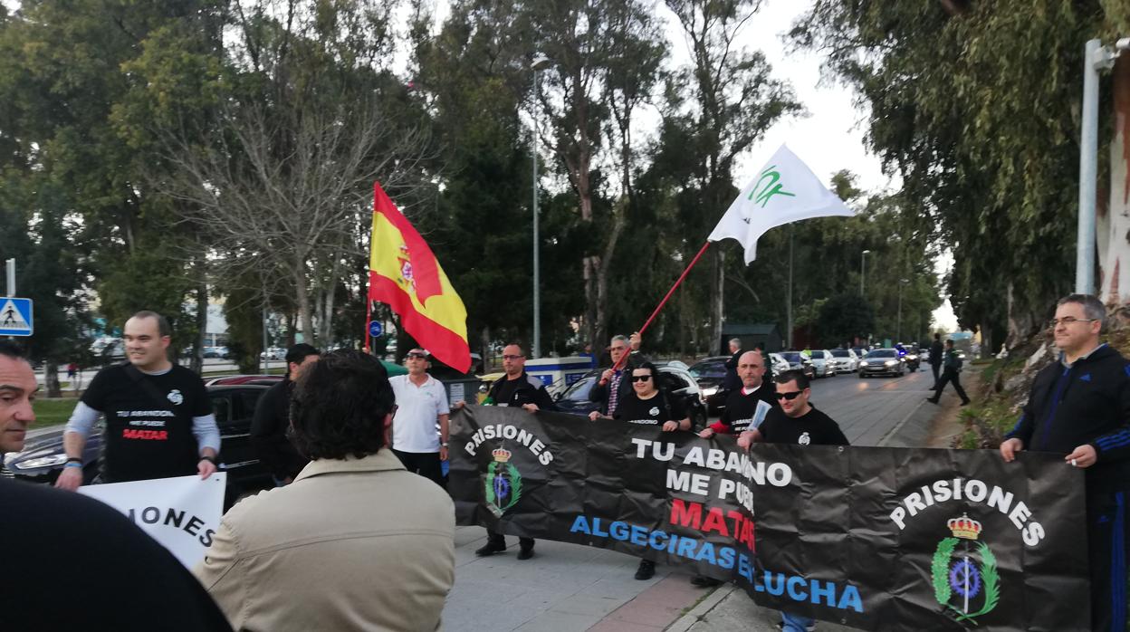 Miembros de la asociación 'Tu abandono me puede matar', en una protesta en Algeciras