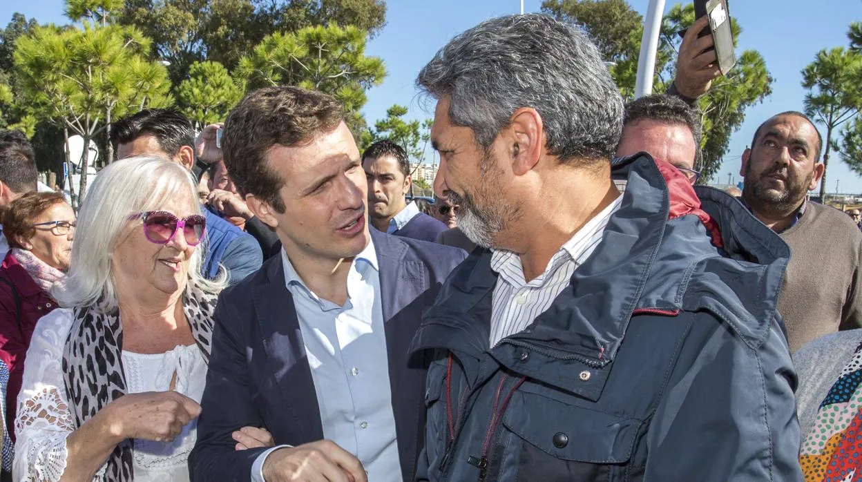 Pablo Casado charla con JuanJosé Cortés, candidato del PP por Huelva
