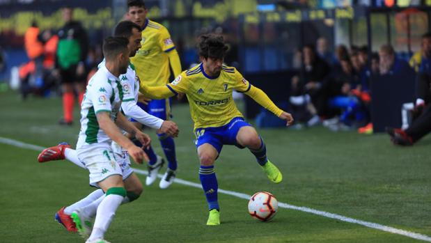 El Córdoba CF vuelve a regalar puntos ante el Cádiz CF (1-1)