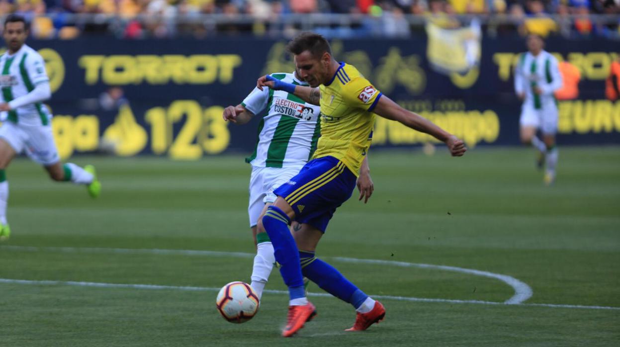 Querol ante Quintanilla, en una acción del Cádiz-Córdoba CF de este domingo