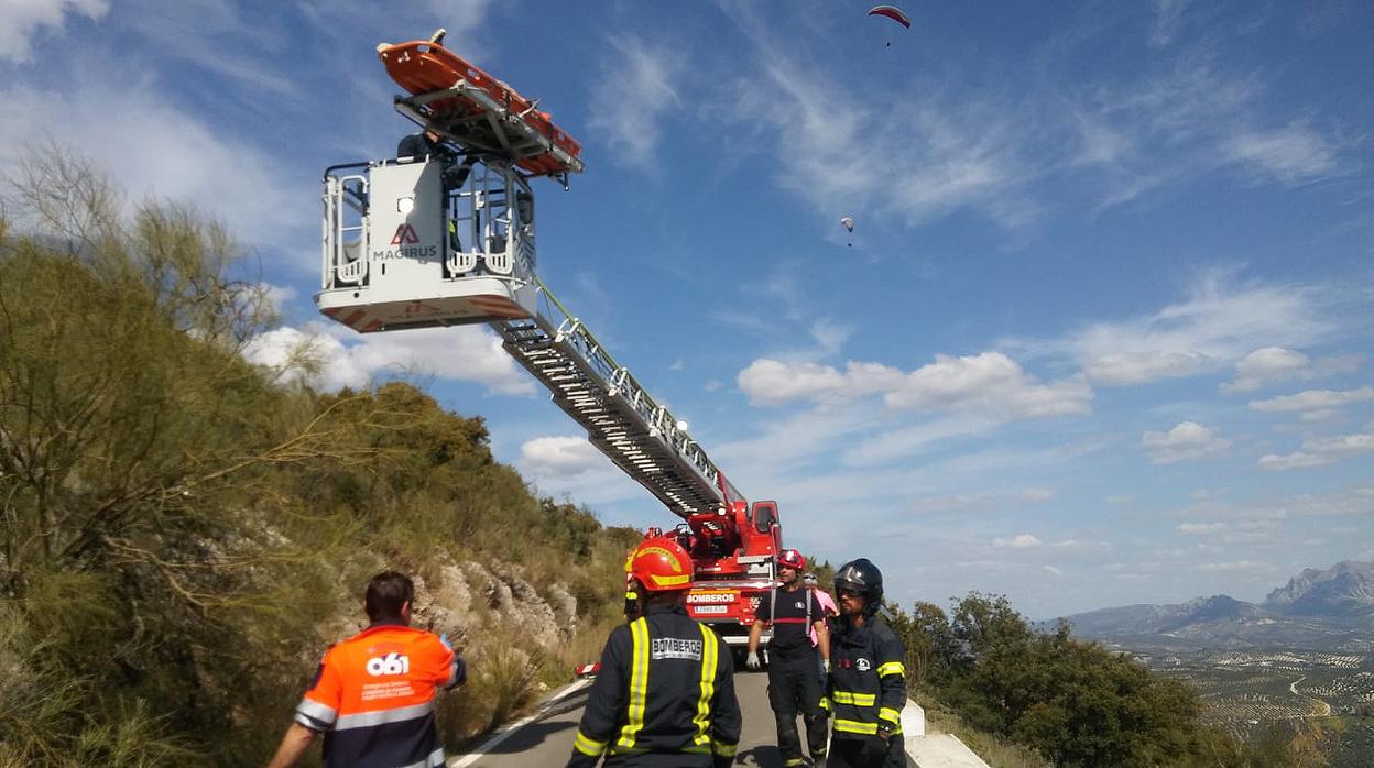 Rescate del parapentista herido en la Sierra de Lucena