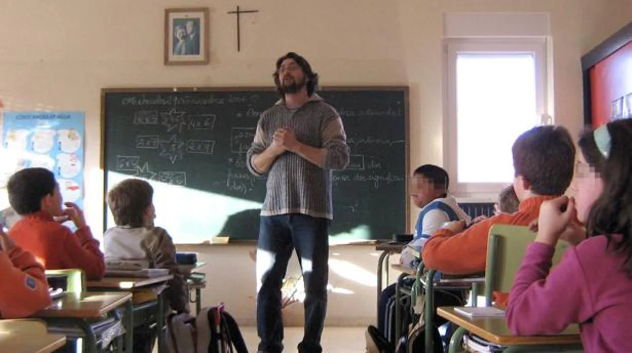 Un profesor imparte clases a sus alumnos