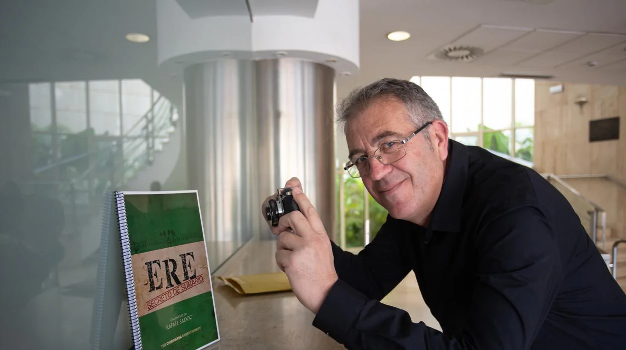 Rafael Sadoc posa con su guion de «ERE. Secreto de sumario»