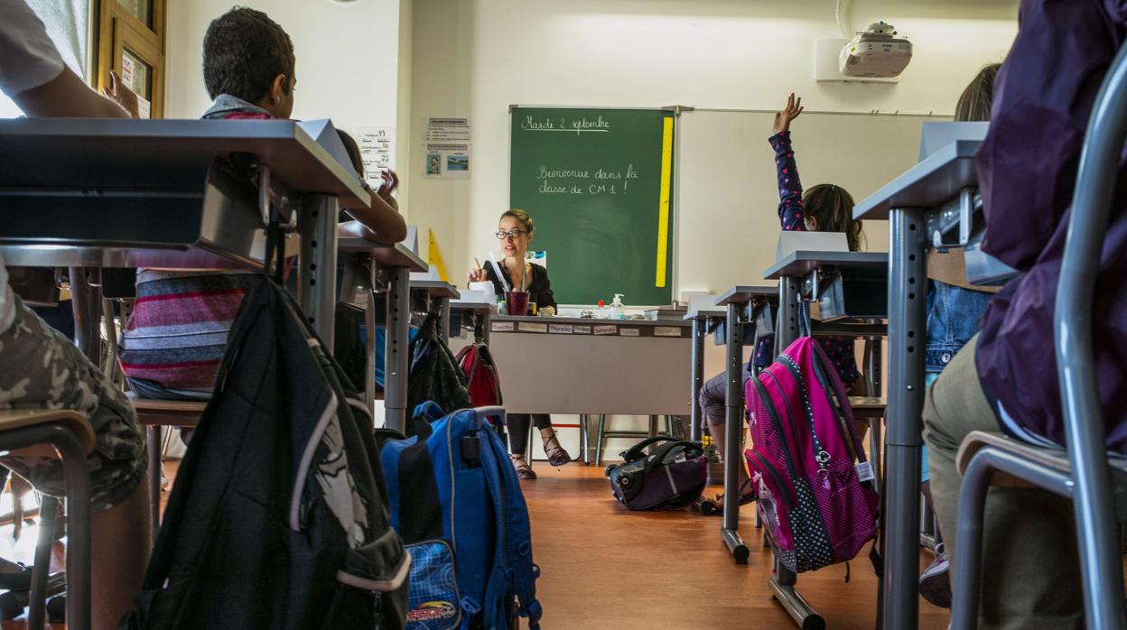 Imagen de recurso de una profesora impartiendo clase en un colegio