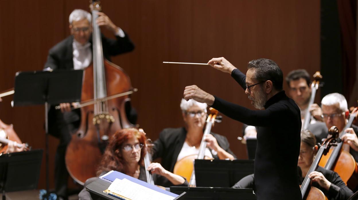 Leo Brower dirige a la Orquesta de Córdoba en un concierto de 2017