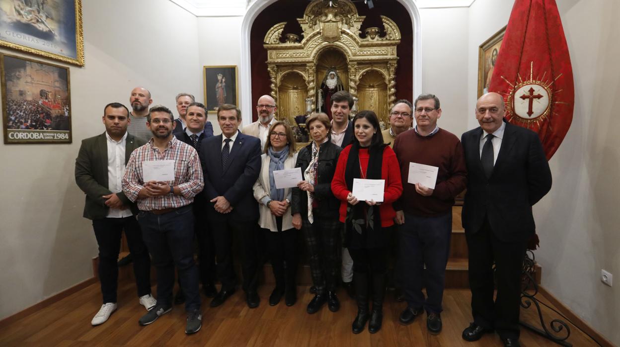 Las asociaciones beneficiadas reciben el donativo por parte de la Agrupación de Cofradías de Córdoba