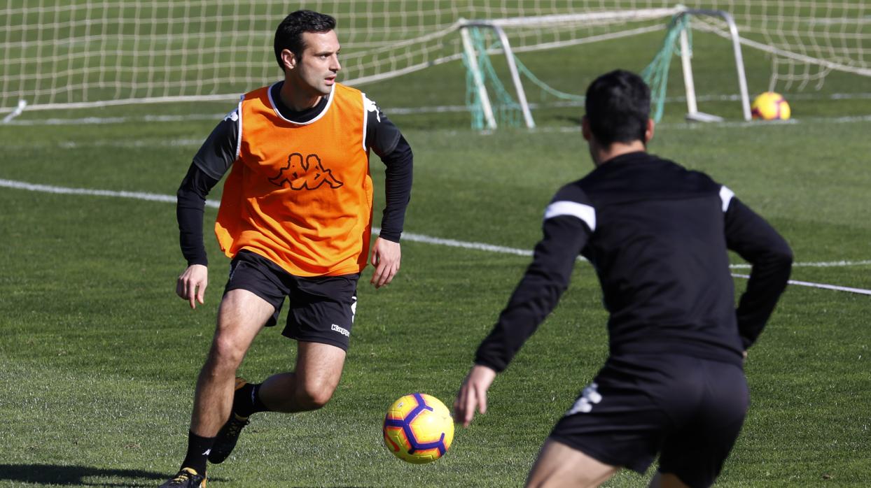 Flaño intenta desplazar el balón ante Bodiger