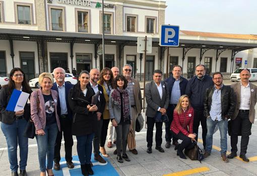 La comitiva de la Mesa del Ferrocarril durante la parada en Granada