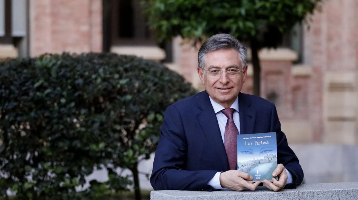 Francisco de Paula Sánchez Zamorano, con su libro en el Rectorado de la Universidad de Córdoba