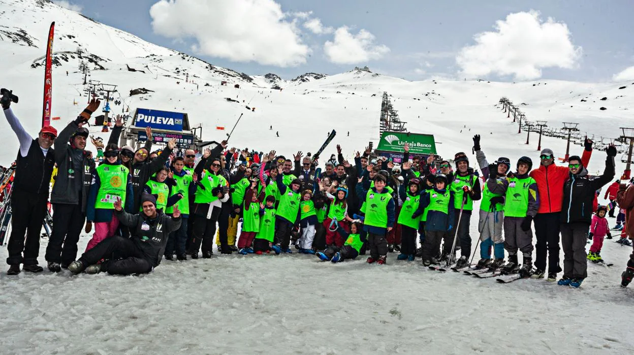 Los participantes disfrutan estos días de la nieve en la estación de esquí de Granada