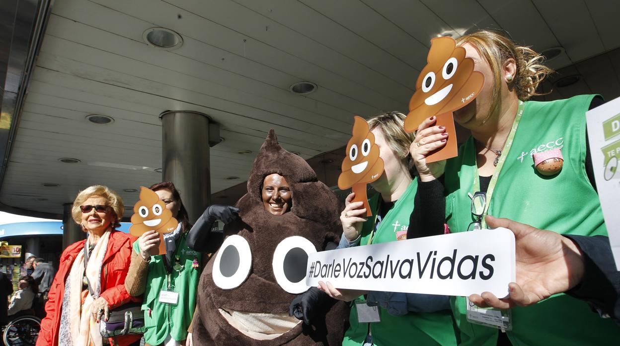 Mesa informativa sobre el cáncer de colon en la puerta de unos grandes almacenes