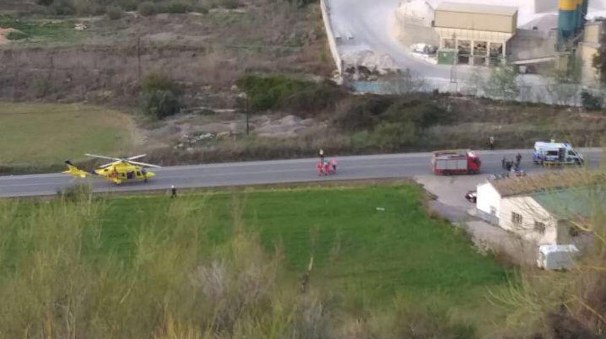 Evacuación del motorista accidentado en la A-339 a su paso por Priego de Córdoba