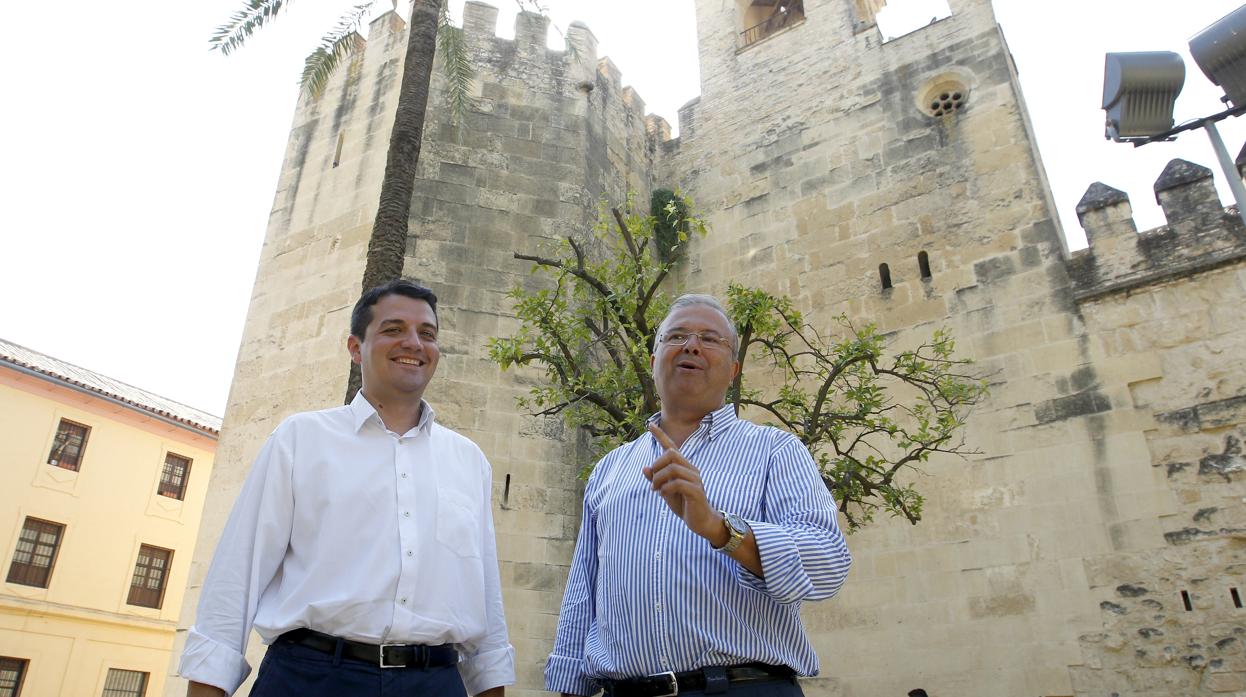 El alcaldable popular, José María Bellido, y el exedil de Cultura Juan Miguel Moreno Calderón, ante el Alcázar