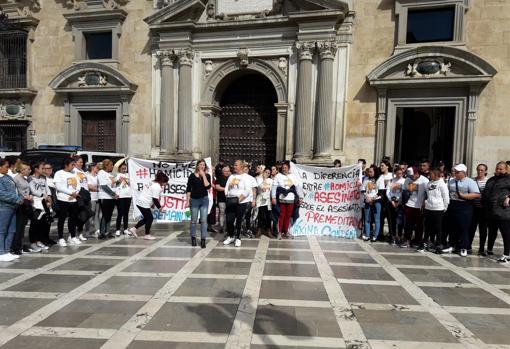 Familiares y amigos de la víctima se han concentrado este lunes a las puertas de la Audiencia de Granada.