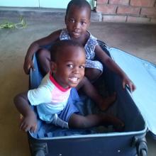 El pequeño Rafael, en primer plano, juega en la misión de Zimbabwe