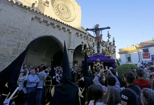 El Cristo del Remedio de Ánimas, poco después de salir de la iglesia de San Lorenzo de Córdoba