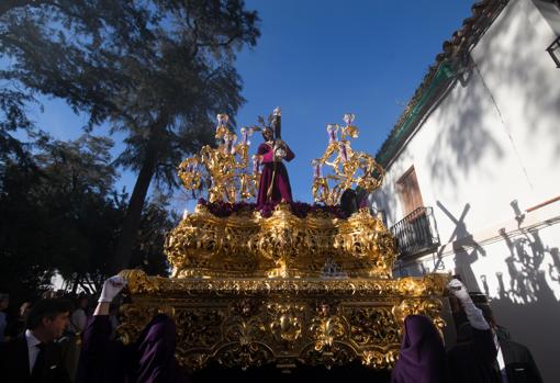 El Señor del Calvario, por la plaza de la Magdalena en la Semana Santa de Córdoba