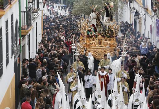 El paso de la Oración en el Huerto, en la calle de la Feria el Domingo de Ramos de la Semana Santa de Córdoba 2018